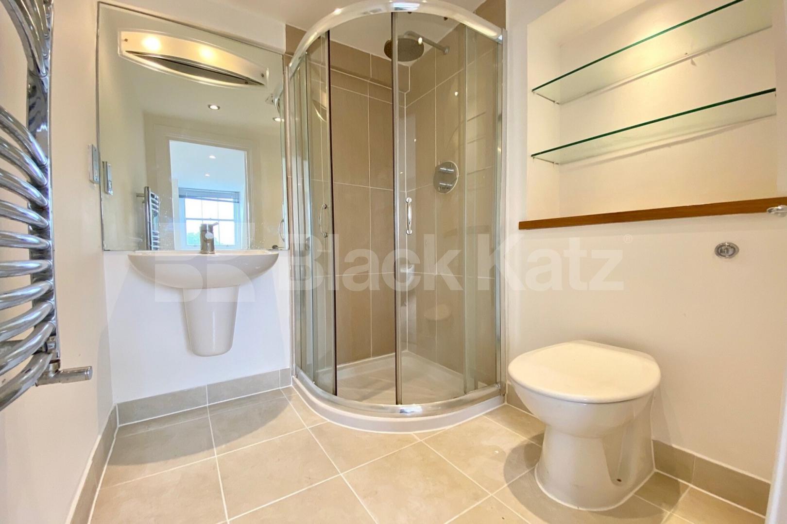 split level property with 2 bathrooms, terrace and large study/guest room Chapel Market, Angel